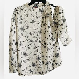 Vince Camuto whismigoth fairygoth Asymmetrical flower Blouse shoulder small!